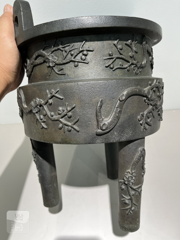 明 高浮雕梅枝纹冲天耳鼎式炉 - 图12